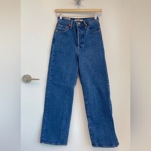Levi’s Ribcage Straight Ankle Jeans, Size 25